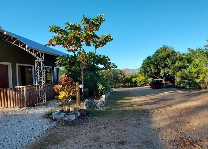 Blue Parrot Cabinas Lodge